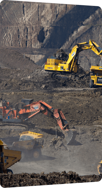 Graafmachines aan het werk in een dagbouwmijn