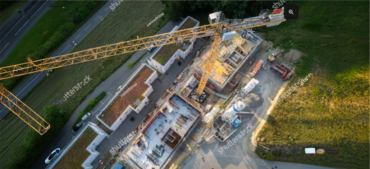 Bouwplaats van bovenaf gezien met mobiele stroomunits