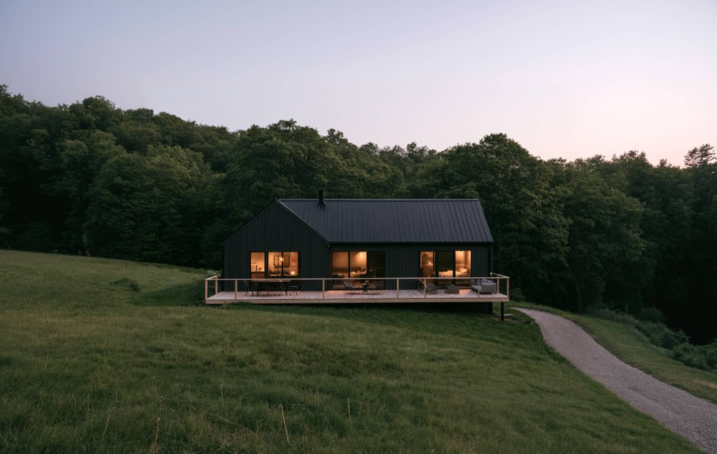 Modern huis met warm verlichte ramen in de schemering