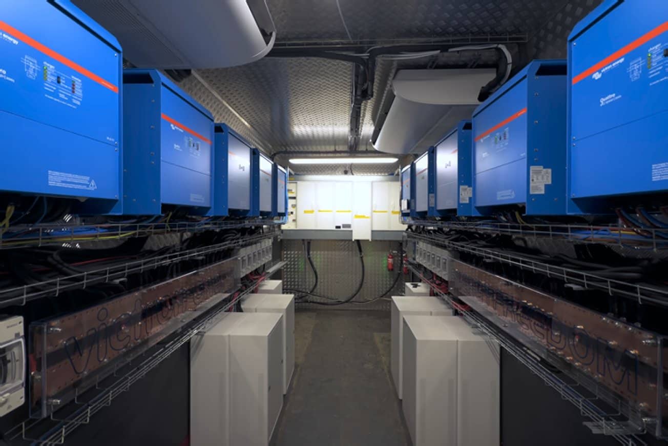 Victron omvormer/acculaders en batterijkasten geïnstalleerd in een microgrid-container